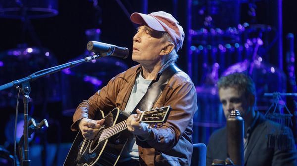 PAUL SIMON IN CONCERT
